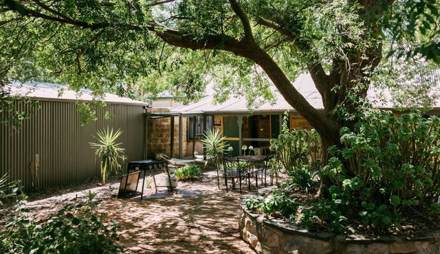 Relax with Family & Friends at Mintaro Hideaway 5 Bedroom 3 Bathroom Spa Cottage