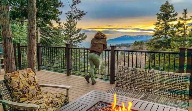 Relax with spectacular views @ Bear Dance Cabin