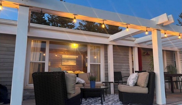 Relax with the whole family at this beautiful, peaceful, authentic islander home