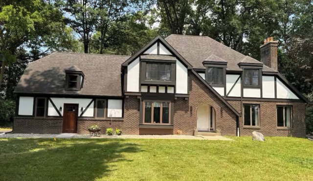 Relax with the whole family, peaceful and in the woods on 6 beautiful acres.