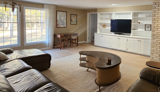 Relax with the whole family at this peaceful stay on the Broad River.