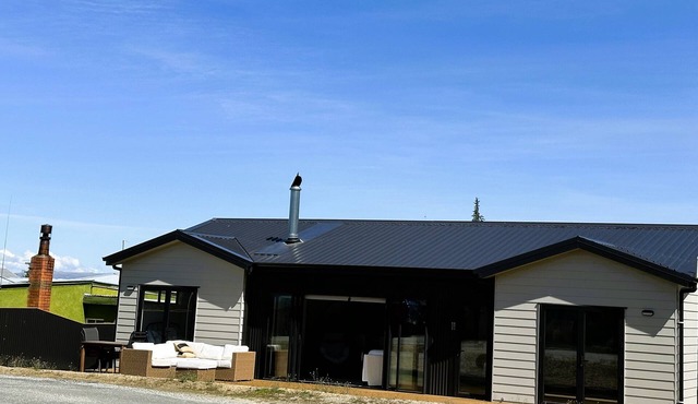 Relax With the Whole Family at This Peaceful Central Naseby Hideaway