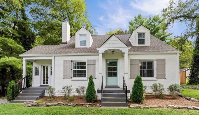 Relax with the whole family at this peaceful cottage 6 miles to downtown , Opryland and other great attractions in Nashville. This home sleeps 10 comfortably it has 4 bedrooms 3 full bathrooms. Outdoor patio with a bar, hot tub, fire pit and yard