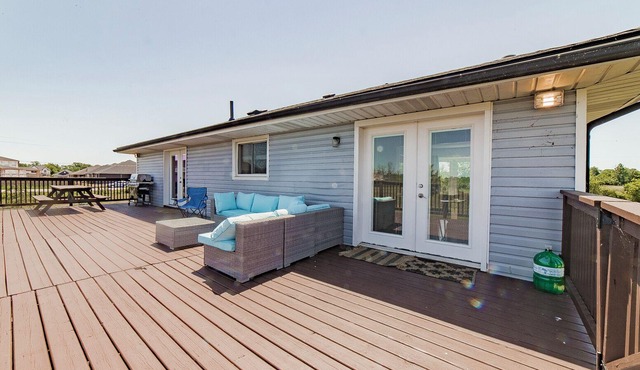 Relax with your family at this peaceful place to stay next to the Niagara River