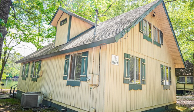 Relax with your fur baby in this spacious chalet near Callaway Gardens