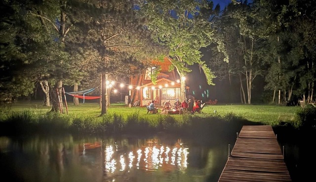 RELAXATING 4BR Lakefront Cabin on Big McKenzie w/Boathouse Bar, 2 Docks&Fire Pit