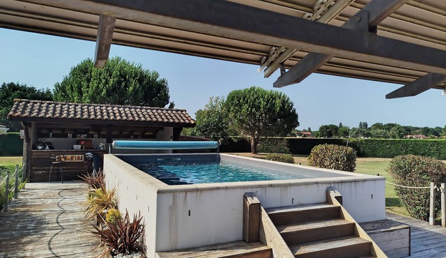 Relaxation at Léon: large garden, swimming pool and jacuzzi