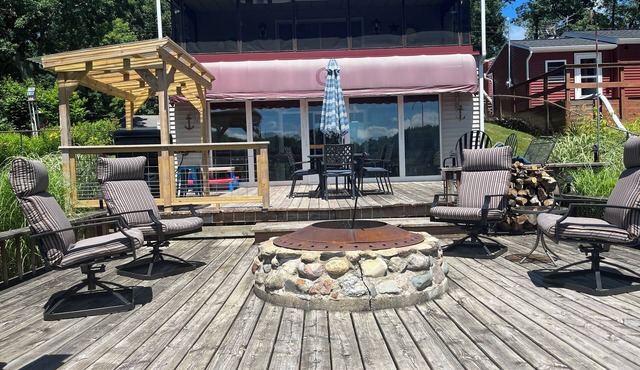 Relaxation awaits-kayaks,fire pit,wifi,a lake front home to make smore memories