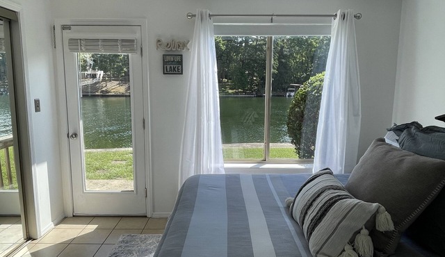 Relaxation Destination-updated lakefront condo just steps from Lake Hamilton!