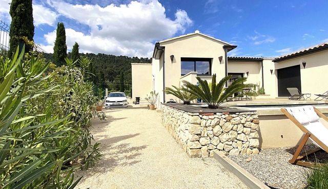 Relaxation guaranteed: villa with pool and indoor patio in Provence!