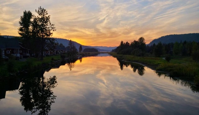 Relaxation is prescribed at "Doctor's Orders". This Dover Bay bungalow near Lake Pend Oreille offers a peaceful stay with resort amenities and cozy charm for total rejuvenation.