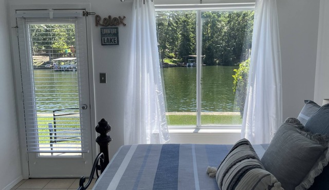 Relaxation Retreat-Cozy “Retreat” to unwind located directly on the water’s edge