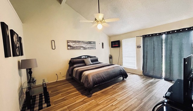 RELAXATION STATION 3-bedroom house in Houston TO RELAX & ENJOY with WiFi, A/C