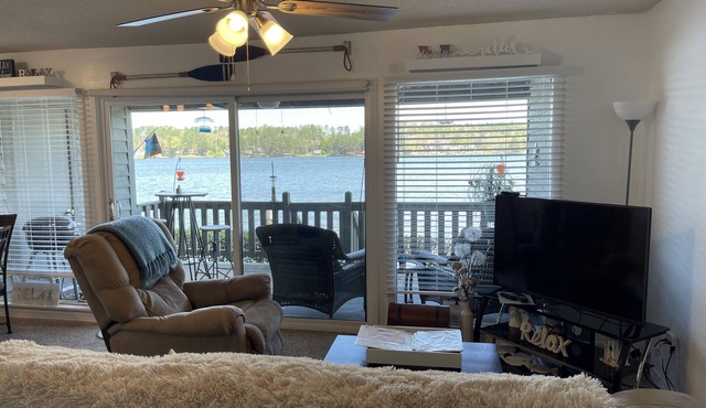 Relaxation Station-Peaceful, quiet, & cozy and just steps from the water’s edge.