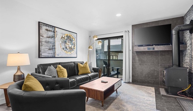 Relaxed 1BR Mountain Escape w Fireplace & Parking