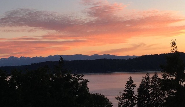 Relaxed and Enjoyable Water/Mountain View Home