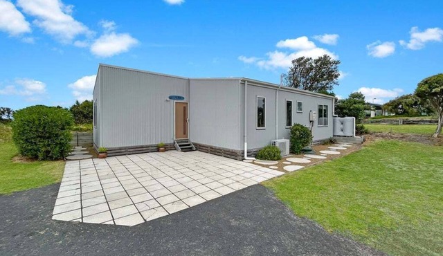 Relaxed beachside charm and everything you need for a comfortable getaway.