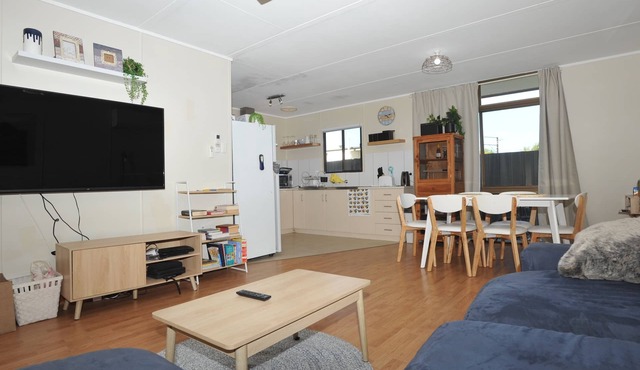 Relaxed, beachy 2 bed apartment, only 1.9kms from the beach, close to shops