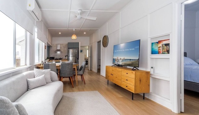 Relaxed Coastal Getaway – Steps to Urangan Beach