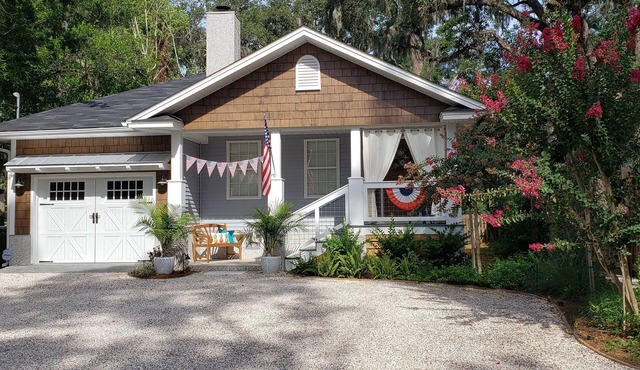 Relaxed Coastal Living! Family-sized cottage near everything.