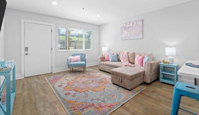 Relaxed Cotton Candy Themed 2BDRM APT w/Pool