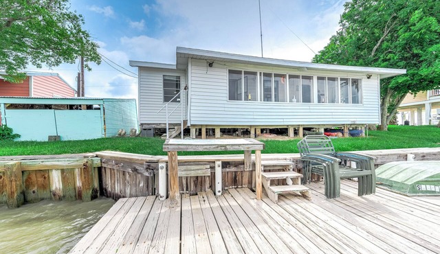 Relaxed Fishing Cabin on the Colorado River | 2BR, 1BA | Sleeps 6 | Matagorda