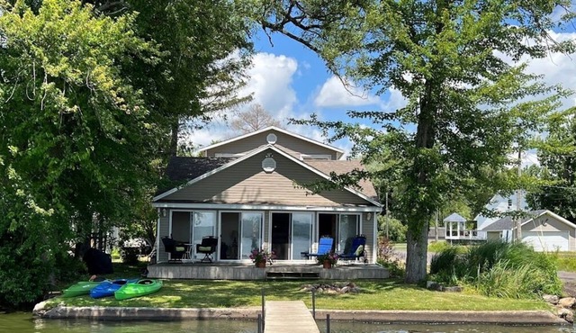 Relaxed Lakefront Living