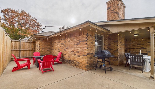 Relaxed Lubbock Home w/Workspace & Full Kitchen