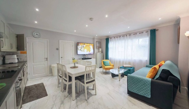 Relaxed, pet-friendly stay with garden and beach nearby