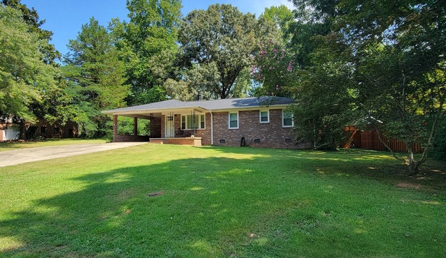 Relaxed, pet-friendly home walkable to Clemson campus, stadiums or downtown.