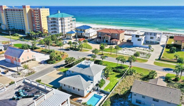 Relaxed retreat w/pool & beach access