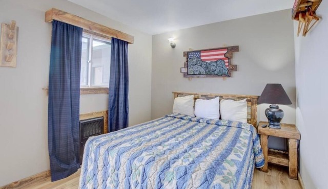 Relaxed Stay for Road Trippers Near Missouri River & I-90, Parking Included