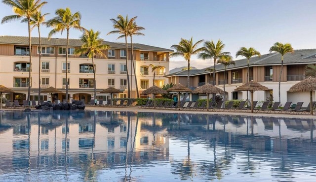 Relaxed Suite Near Shipwreck Beach + Parking & Pool Access + Kitchen