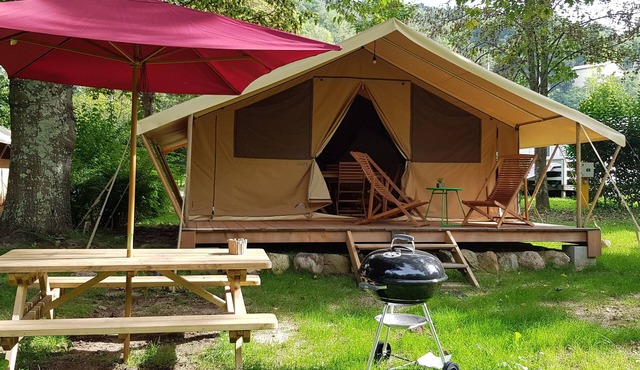 Relaxing chalet in a nature campsite