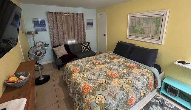 Relaxing 1-bedroom studio in Lake Worth Beach with WiFi and free parking