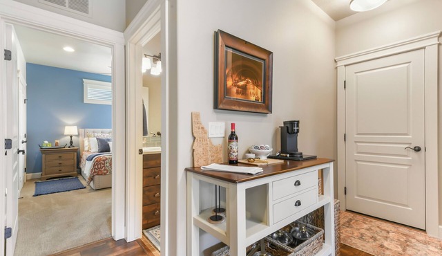 Relaxing 1-bedroom condo close to Starbucks, & restaurants, in quaint Star, ID.