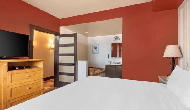Relaxing 1-Bedroom Stay with Balcony and Kitchenette Convenience