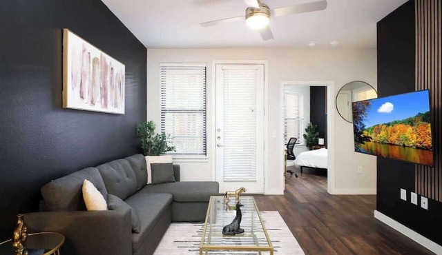 Relaxing 1BR w Gym & Parking Near Rvrwalk & Dome