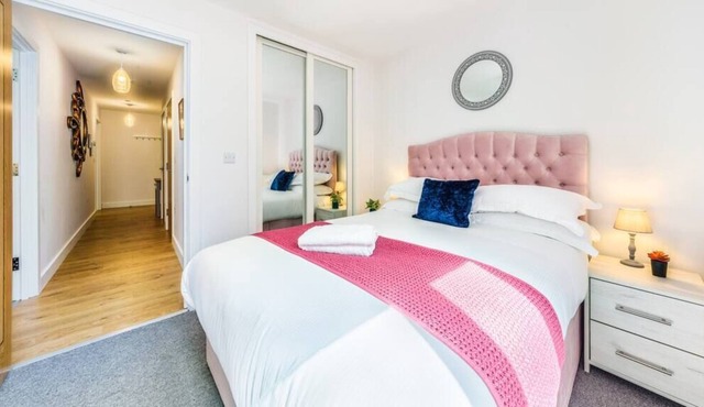 Relaxing 2 Bed 1 Bath Apt with patio in Redhill