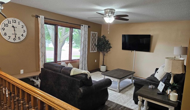 Relaxing 2 Bed 2 Bath with Garage!