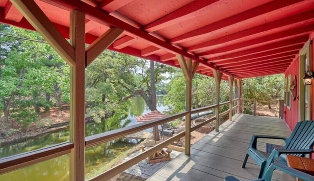 Relaxing 2-bedroom cabin on Lake Jean