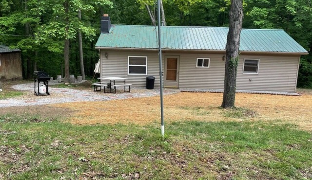 Relaxing 2 bedroom cabin near Burr Oak State Park