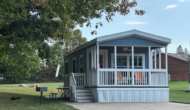 Relaxing 2-Bedroom Cabin in Sun Retreats Campground