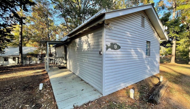 Relaxing 2-Bedroom Cabin with Vaulted Ceiling, Kitchen & Firepit