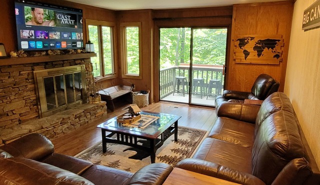 Relaxing 2-Bedroom Mountain Condo - Rockslide View