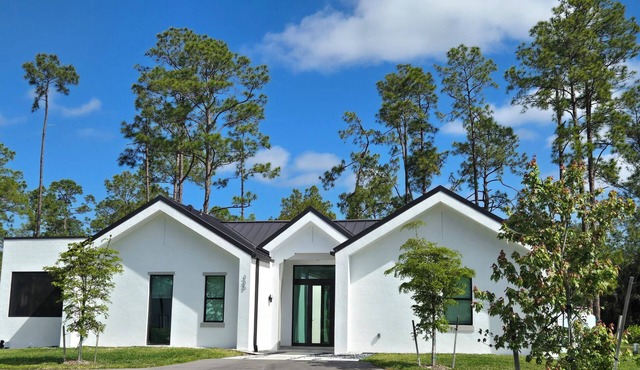 Relaxing 2-Bedroom Retreat in Secluded area, Lush Surroundings