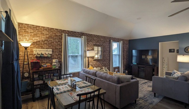 Relaxing 2 bedroom cottage w/hot tub and air hockey/ping pong table