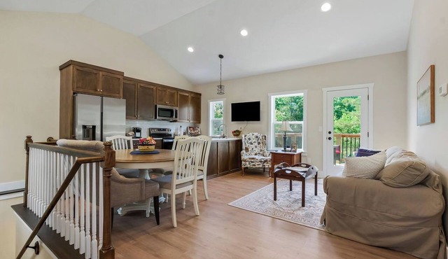 Relaxing 2-Bedroom Cottage Retreat-Beautiful Views & Great Amenities-Sleeps 6