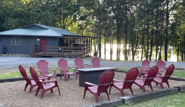 Relaxing 2 Bedroom with peaceful waterfront view