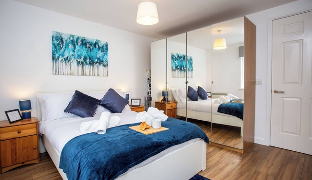 Relaxing 2BR Central Flat: Near Train & Fast WiFi!